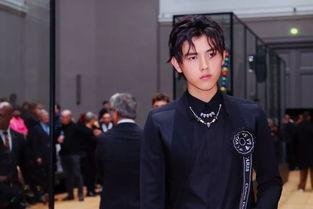 陈飞宇吃瓜过程图片,表情包走红网络